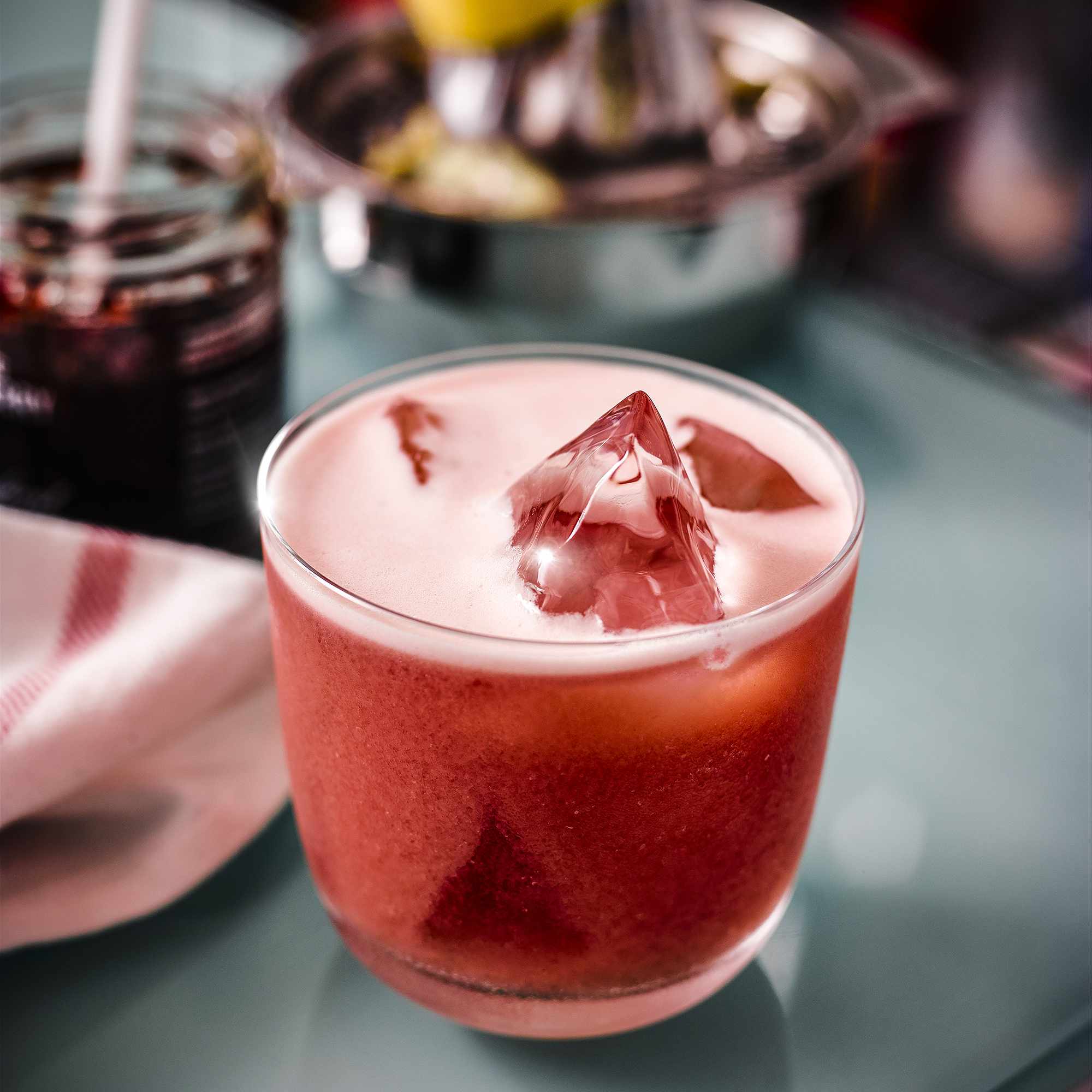 酒精，鸡尾酒，饮料，玻璃，草莓，生姜，苏格兰