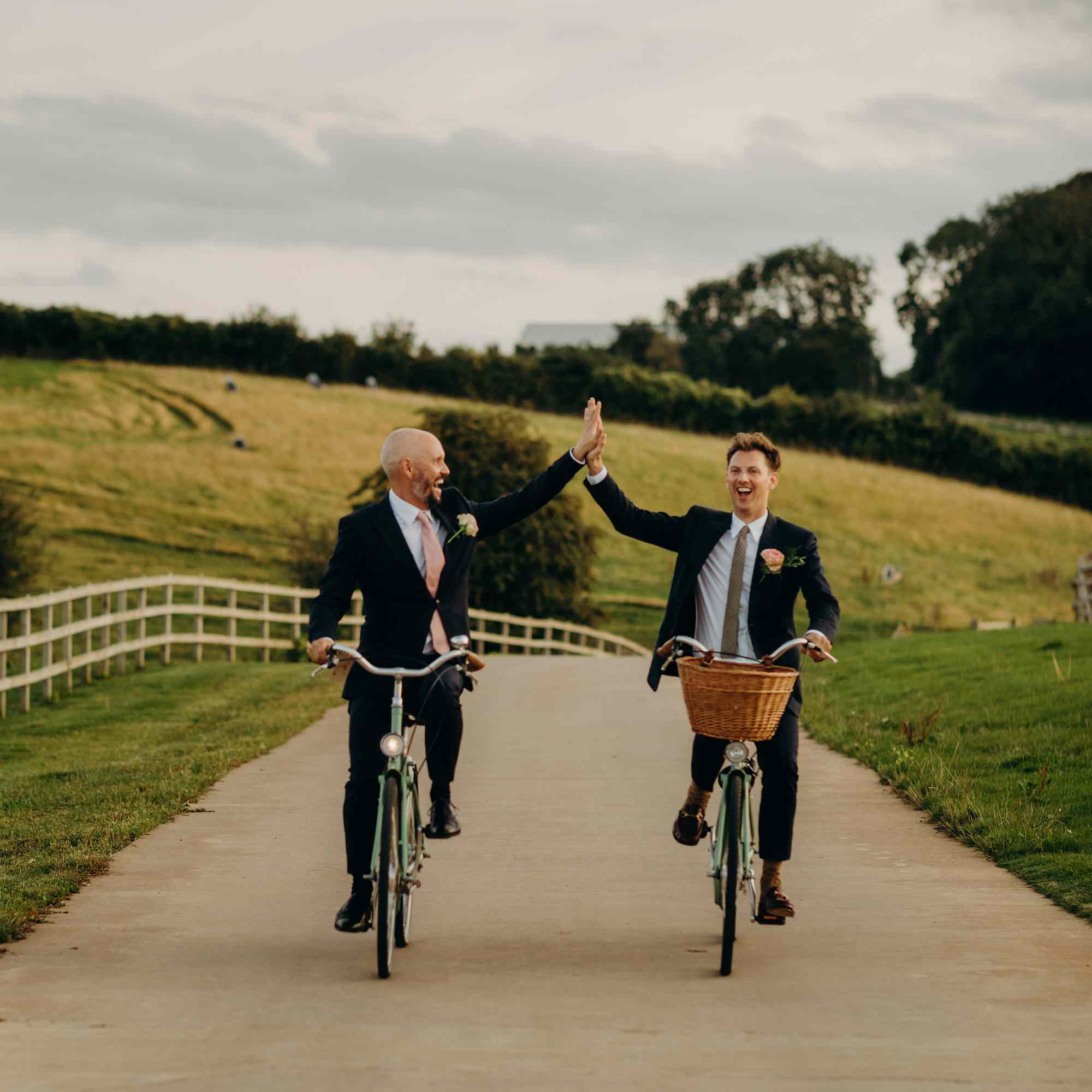 骑自行车的新郎