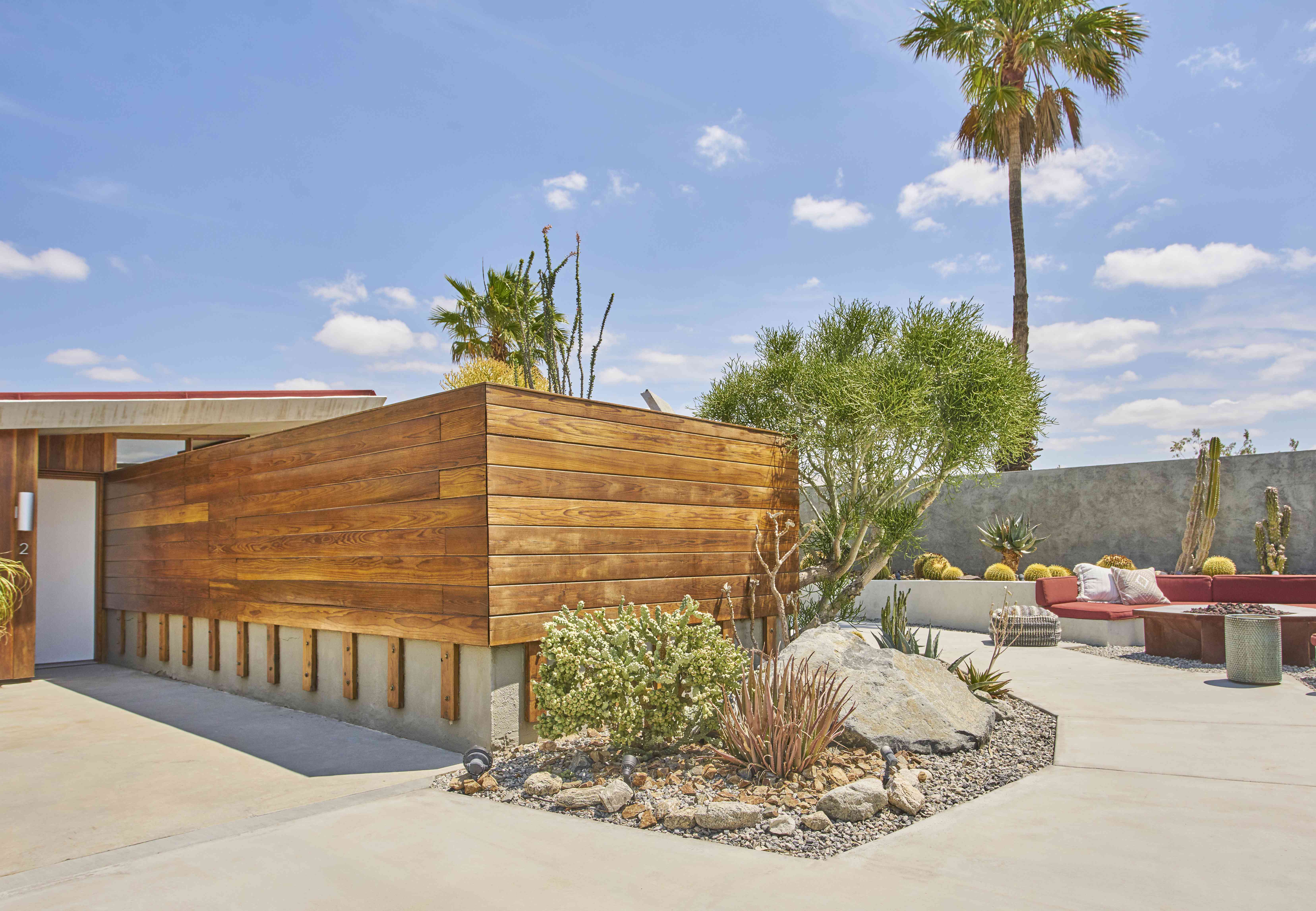 木结构建筑包围着棕榈树和仙人掌