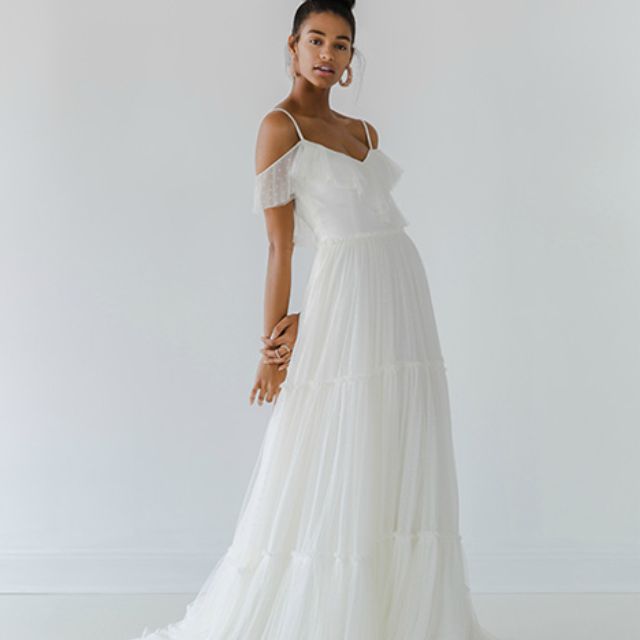 模特穿着薄纱搭肩裙和分层裙