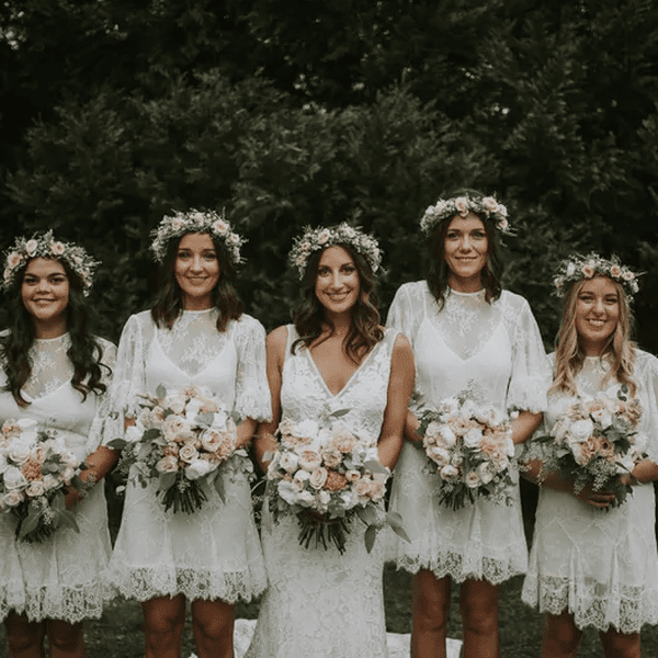 伴娘穿着相配的蕾丝波西米亚礼服。