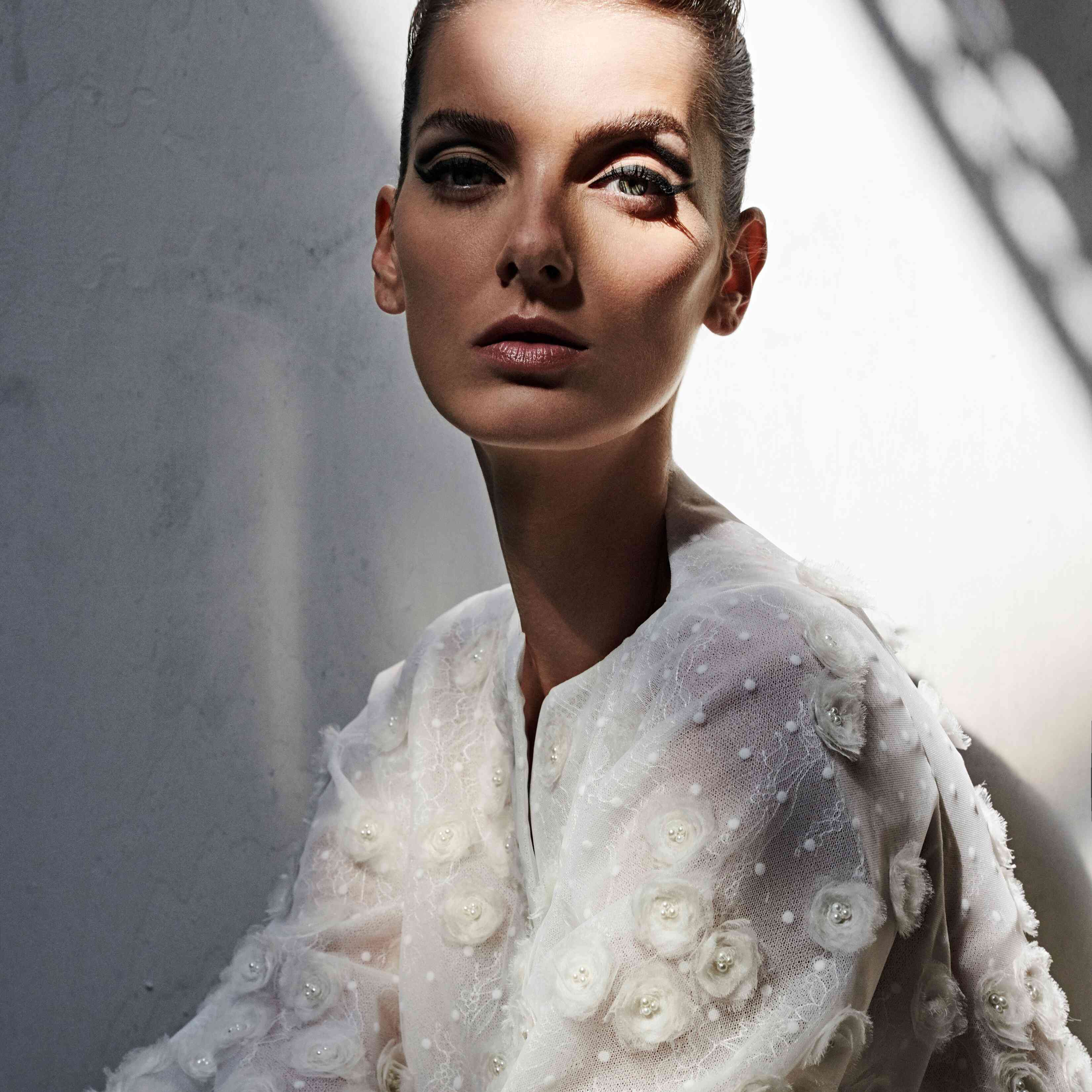 女人穿着白色礼服