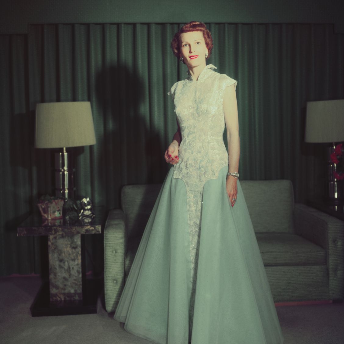 1953年1月15日，帕特·尼克松身着就职舞会礼服拍照。