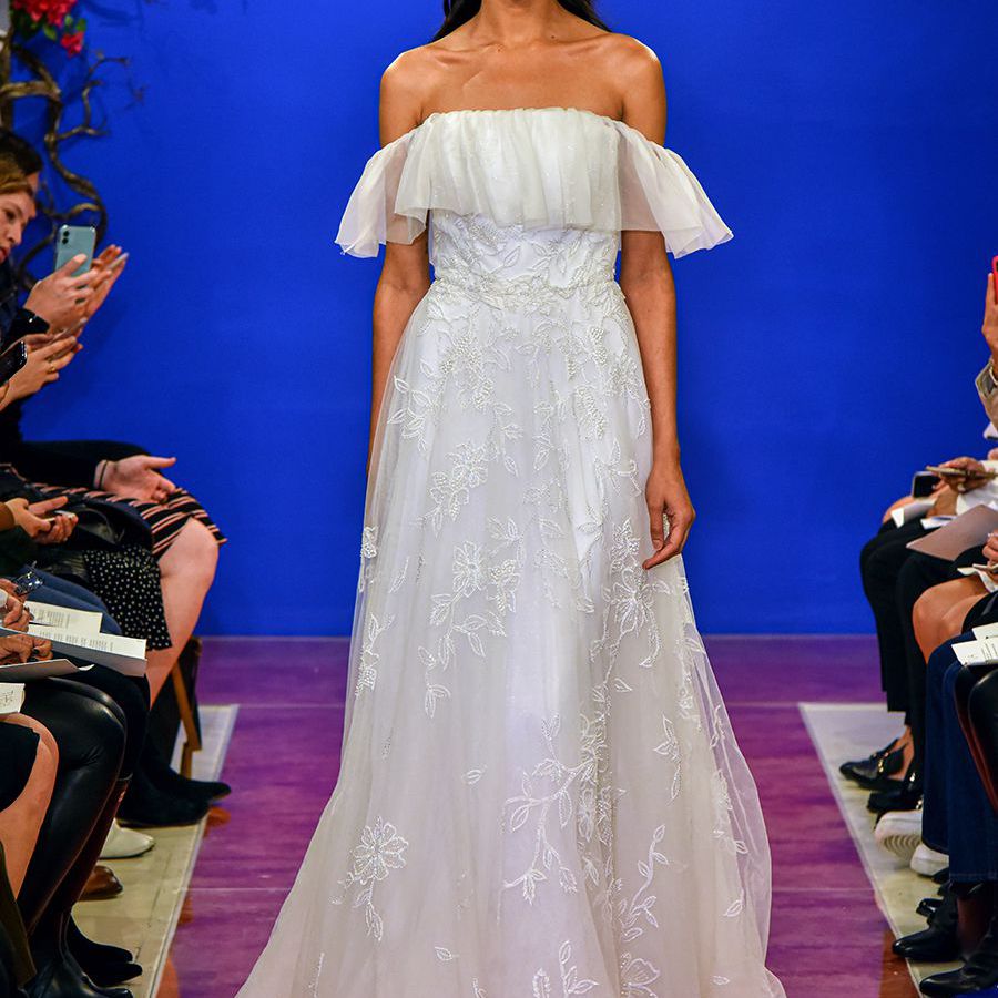 模型在跑道上露肩薄纱手工刺绣舞会礼服