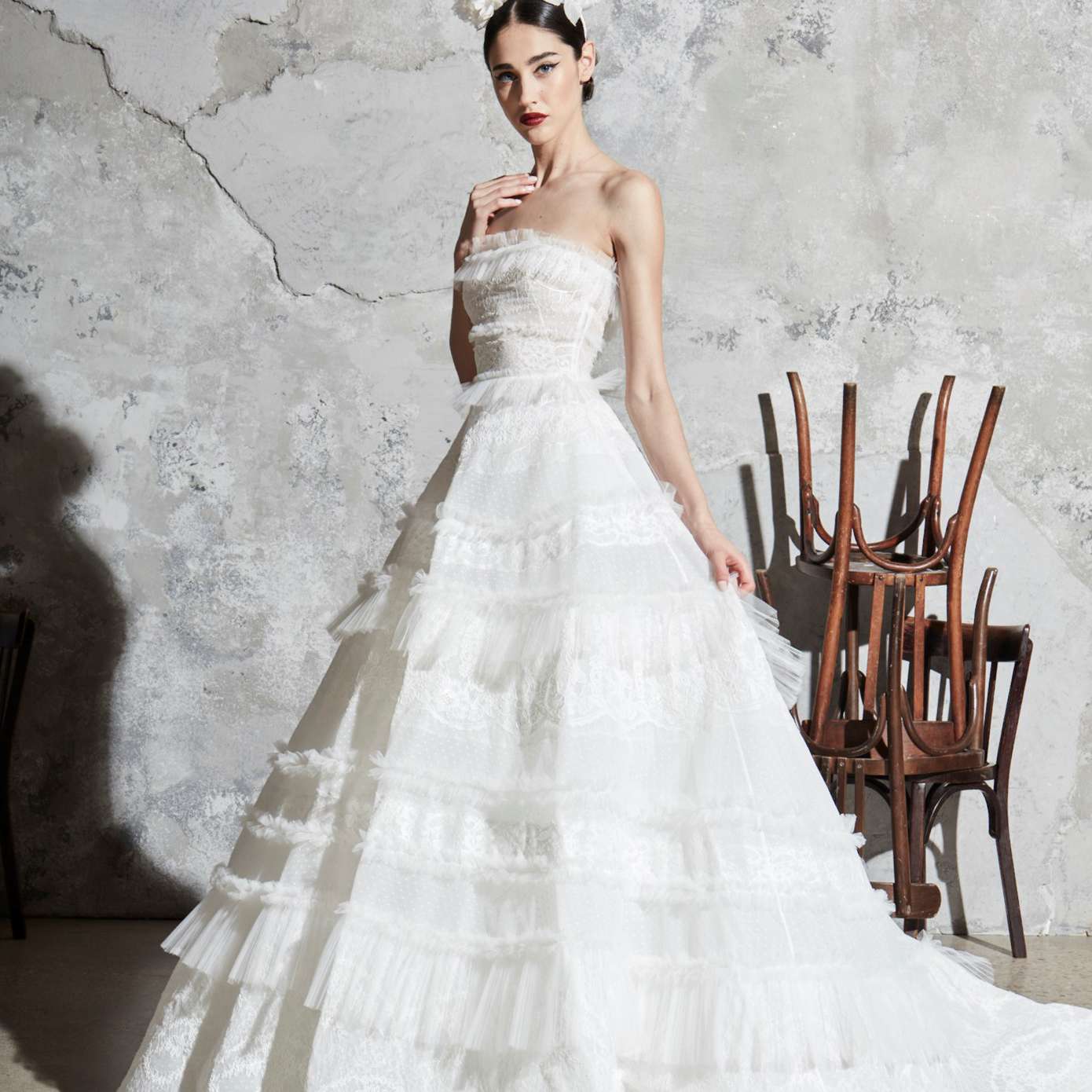 玻璃状蕾丝绣花的型号的型号，穿着褶皱薄纱褶边和裙子