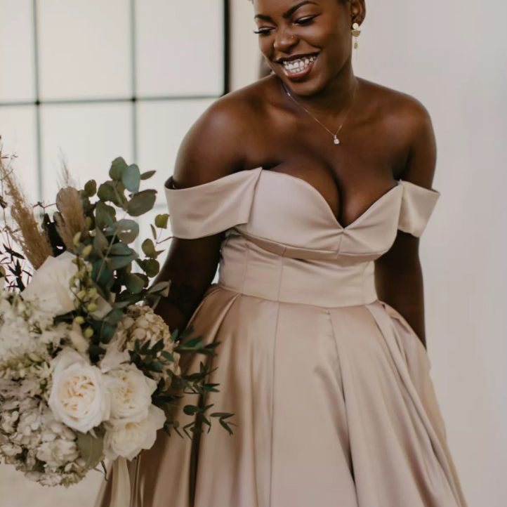 无肩带礼服的微笑的新娘