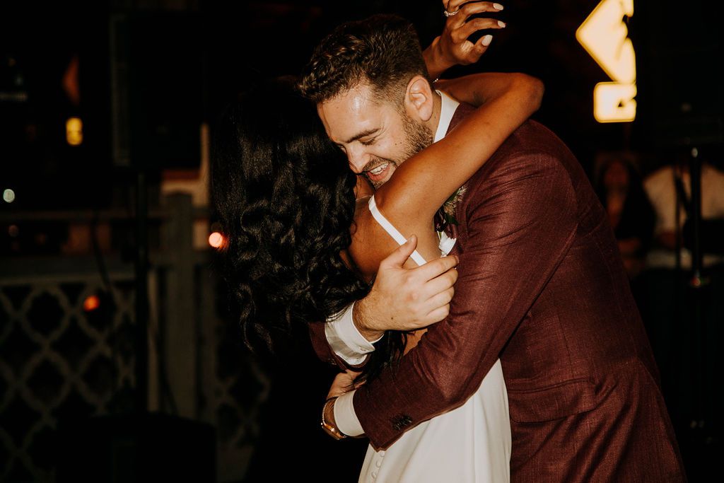 这对夫妇拥抱在一起