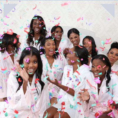 微笑与五彩纸屑的妇女