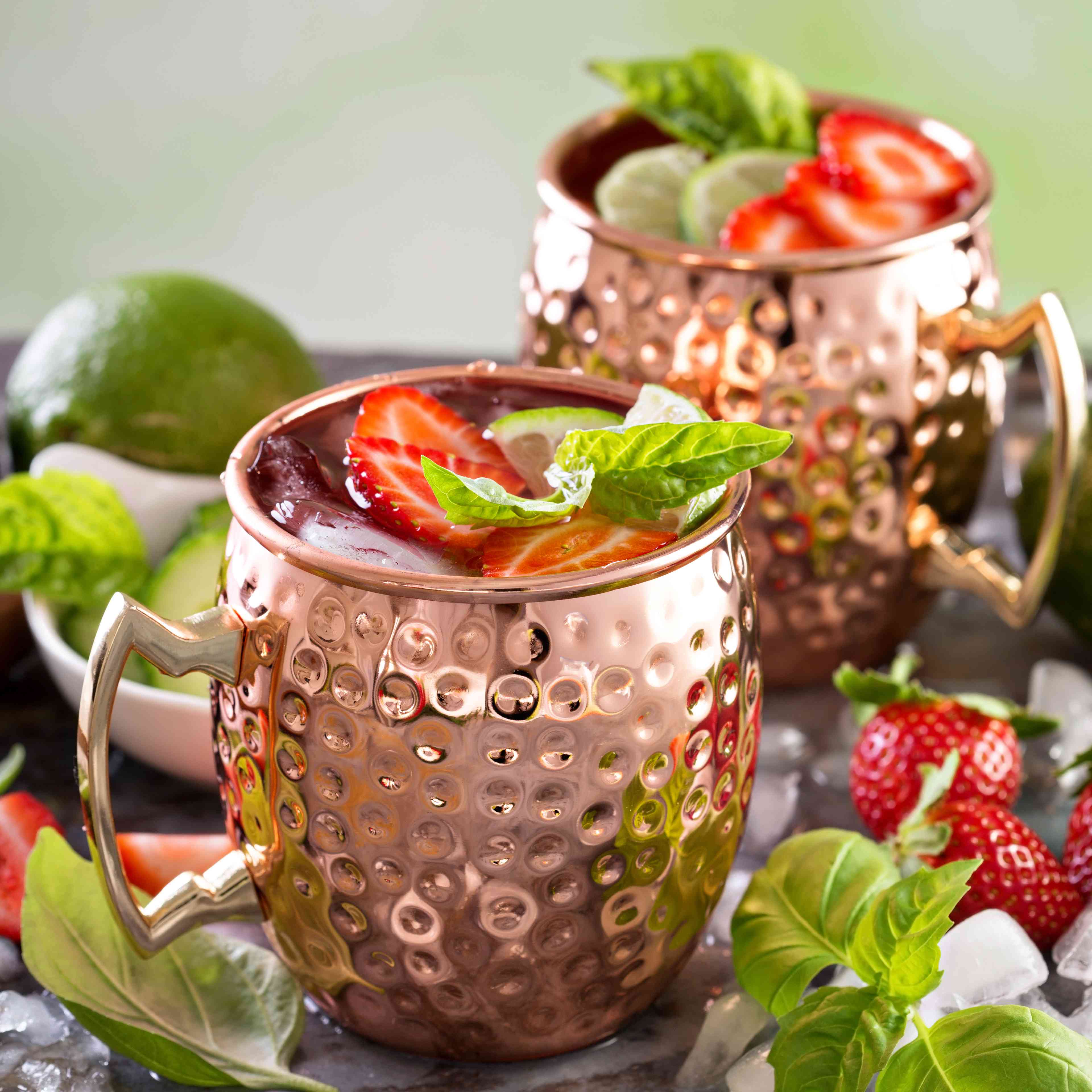 酒精，招牌鸡尾酒，饮料，玻璃栏，菜单，接待，草莓，罗勒，铜杯