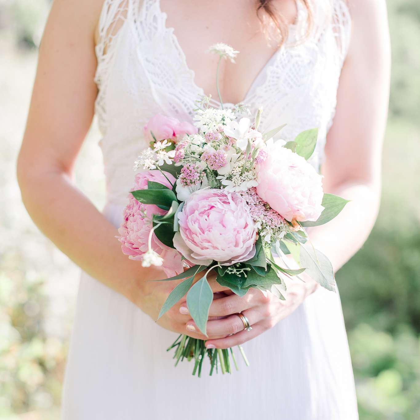 小巧的粉红色婚礼花束