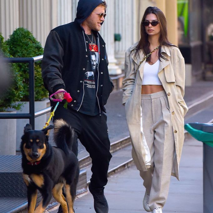 艾米莉·罗塔斯基和丈夫塞巴斯蒂安熊麦克莱德与他们的狗在2020年2月17日在纽约市的早晨咖啡离开了。