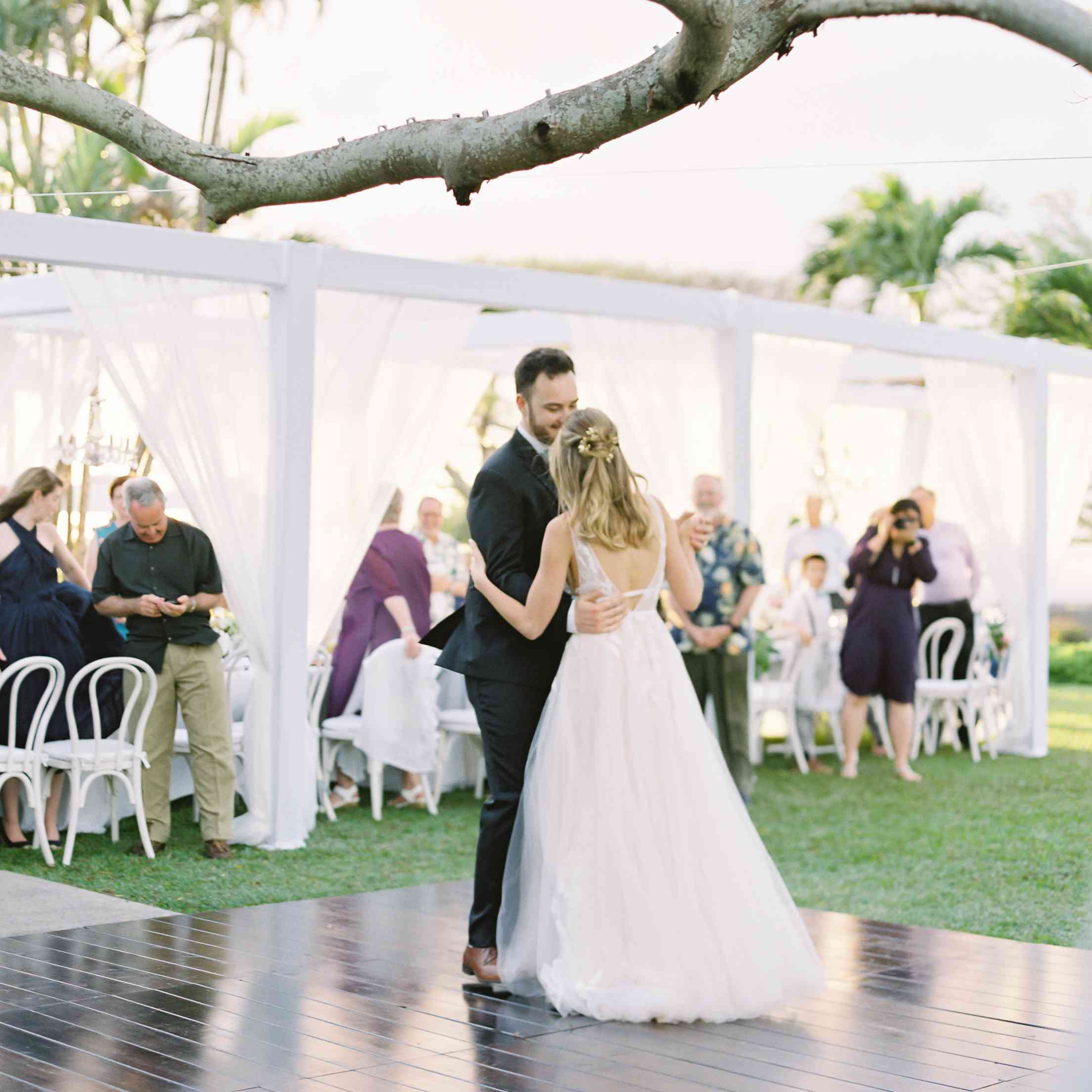 热带毛伊岛婚礼，新娘和新郎第一支舞