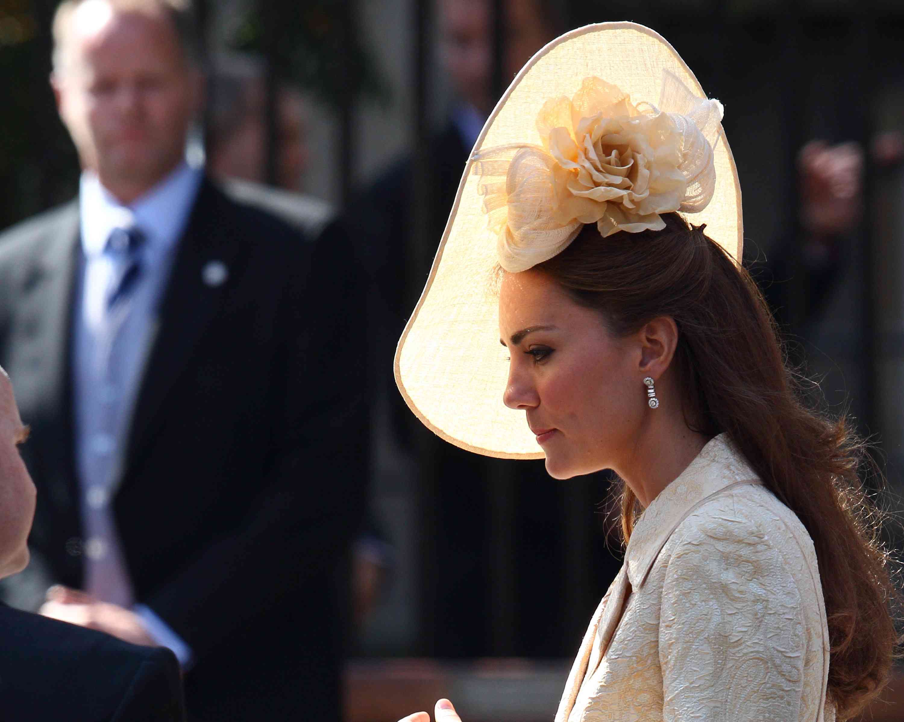 凯特·米德尔顿离开了扎拉菲利普和迈克·廷德尔在卡农盖特柯克皇家婚礼