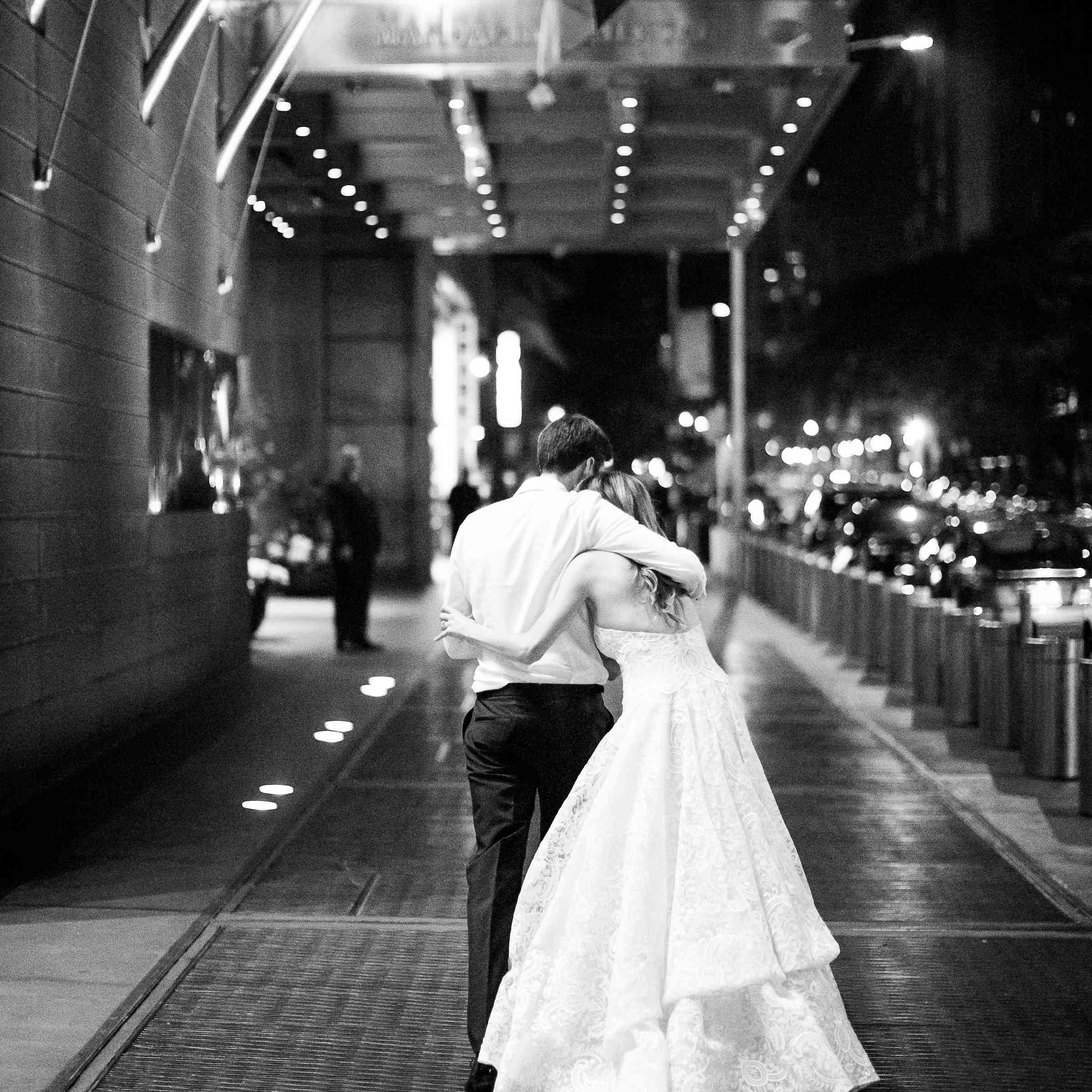 新娘和新郎拥抱