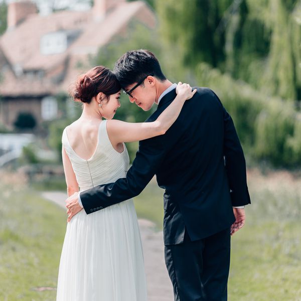 一对年轻的夫妇在花园里散步