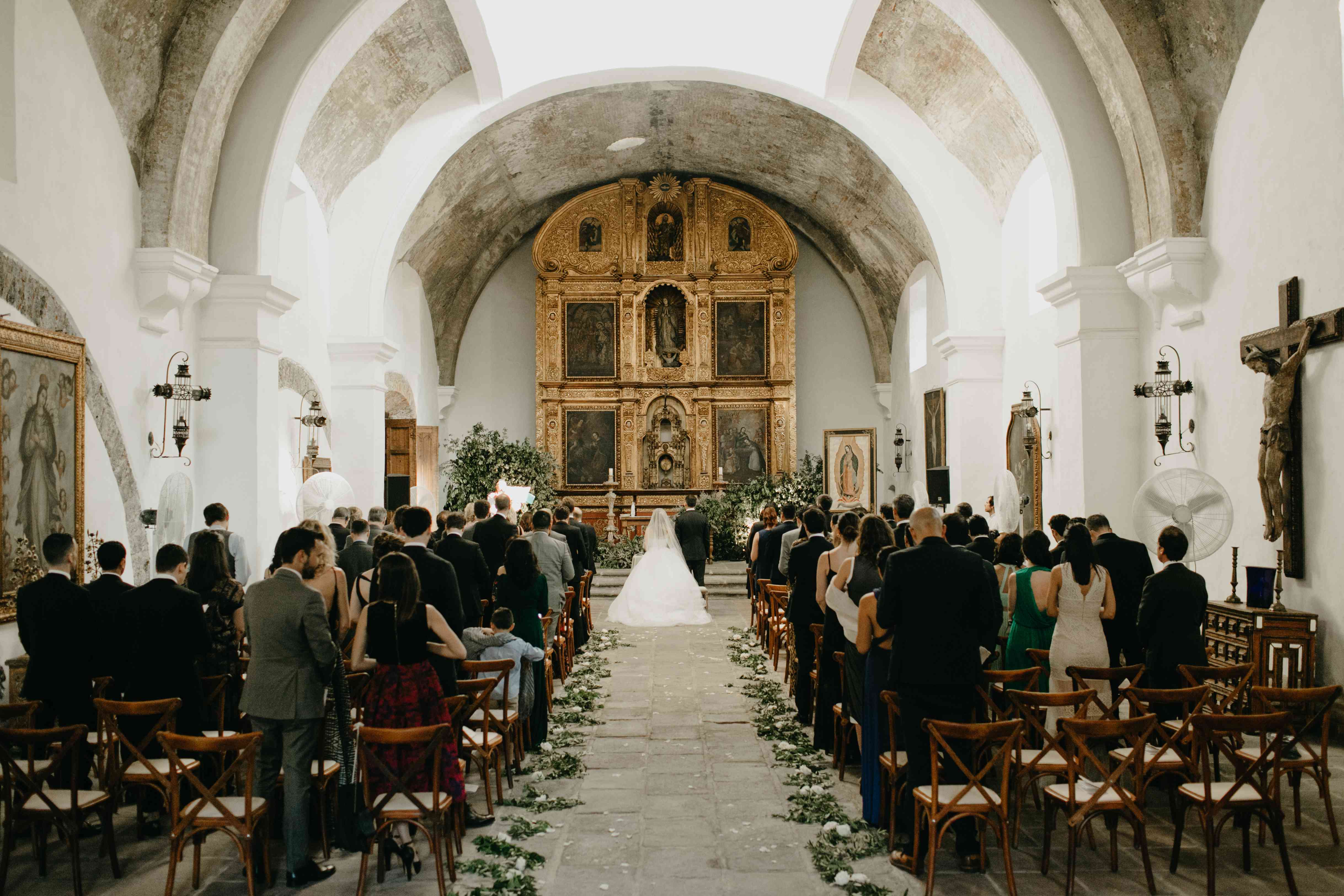 婚礼走道与新娘，新郎，和客人面对教堂前面