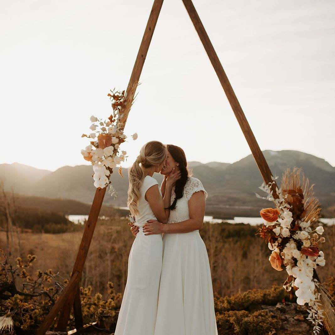 新娘在圣坛亲吻