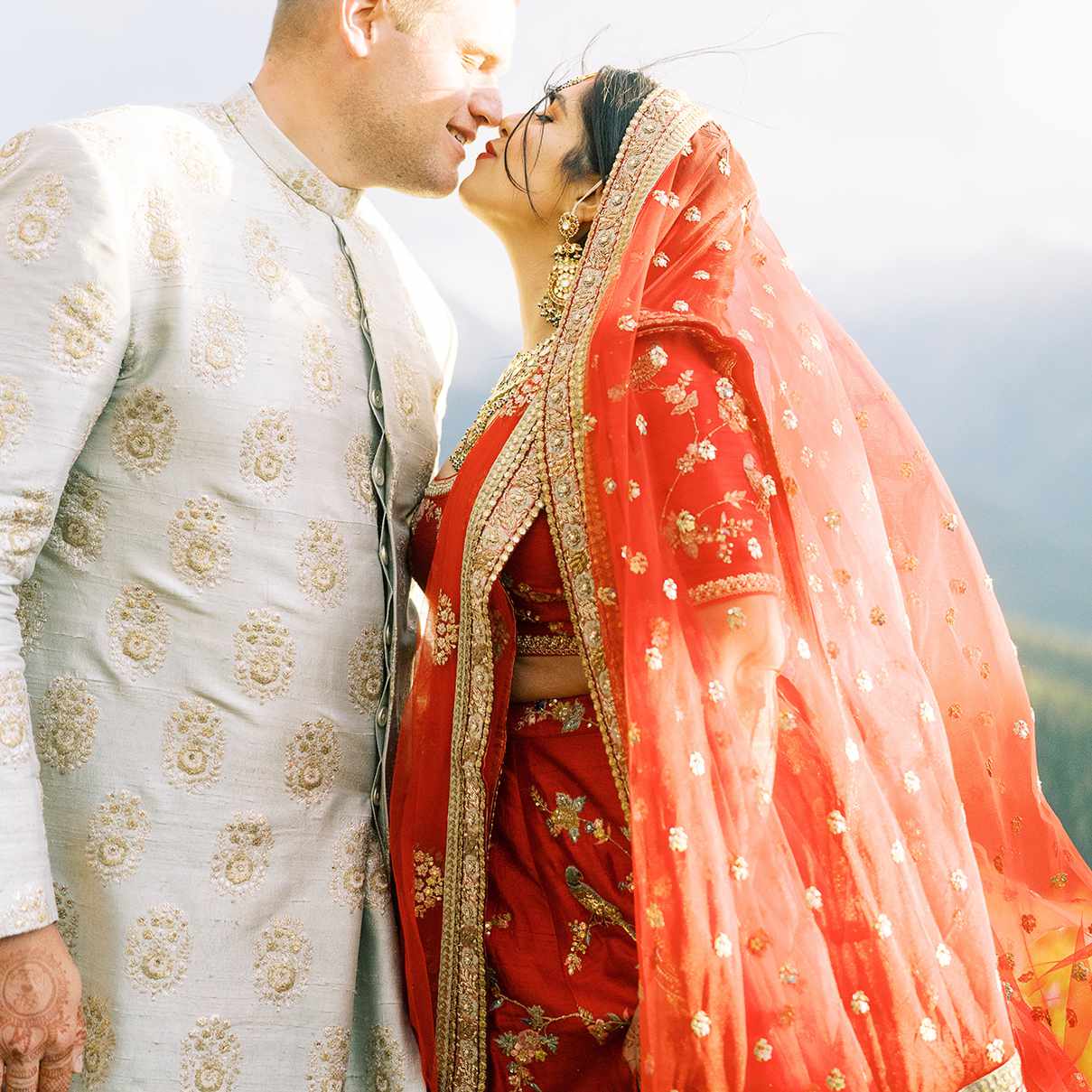 新娘和新郎接吻