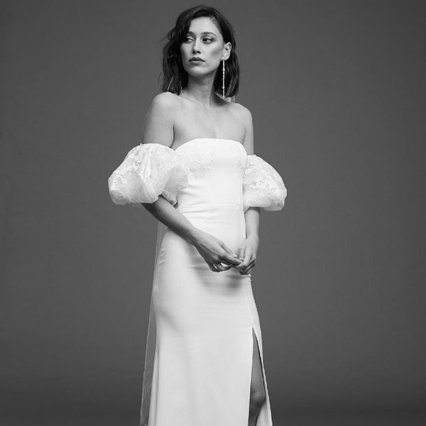 用蕾丝泡芙袖子和裙子的衬衫衬衫的模型