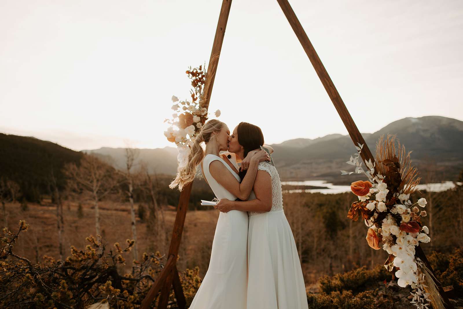 新娘在圣坛亲吻