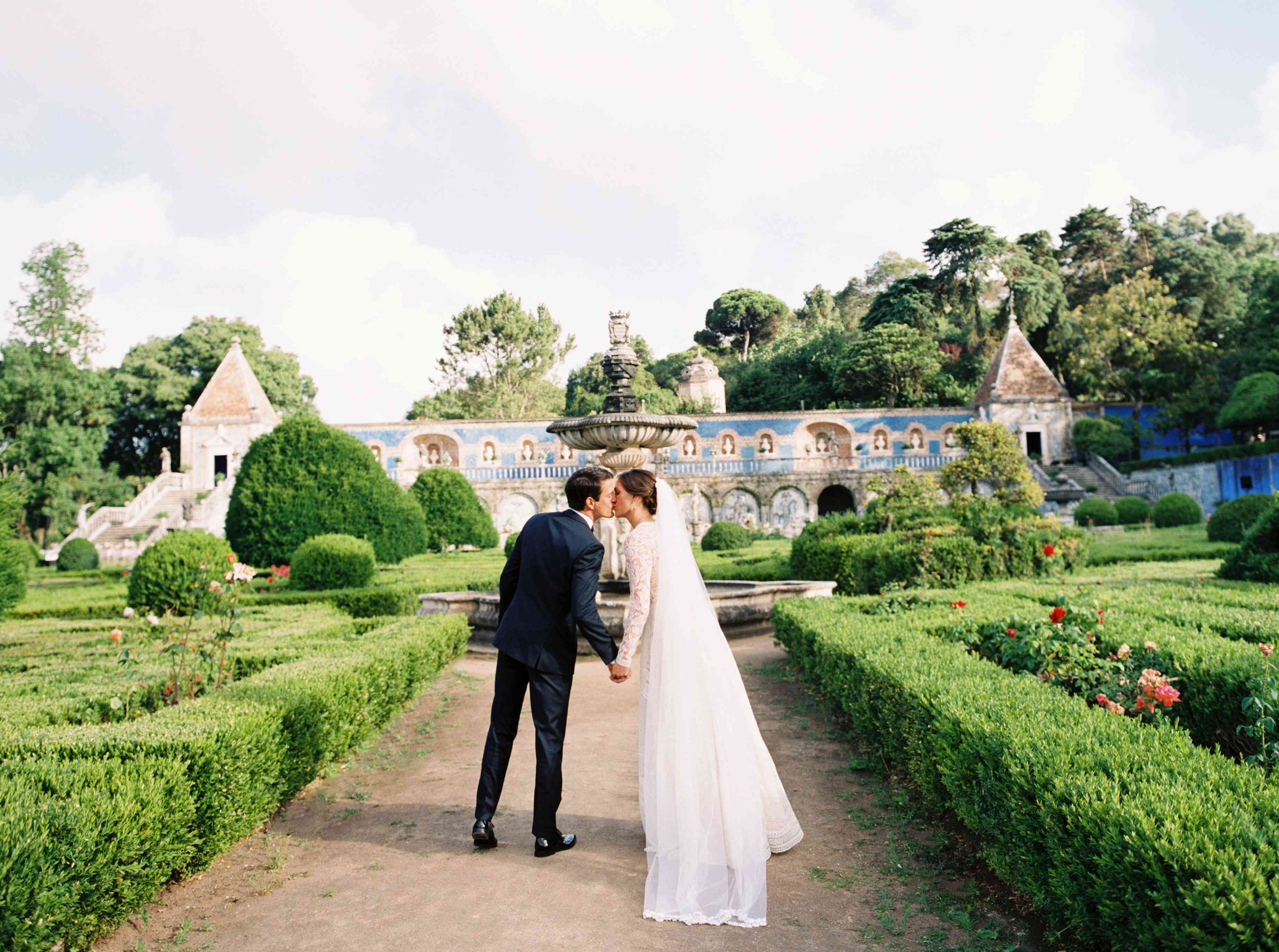 新郎和新娘接吻