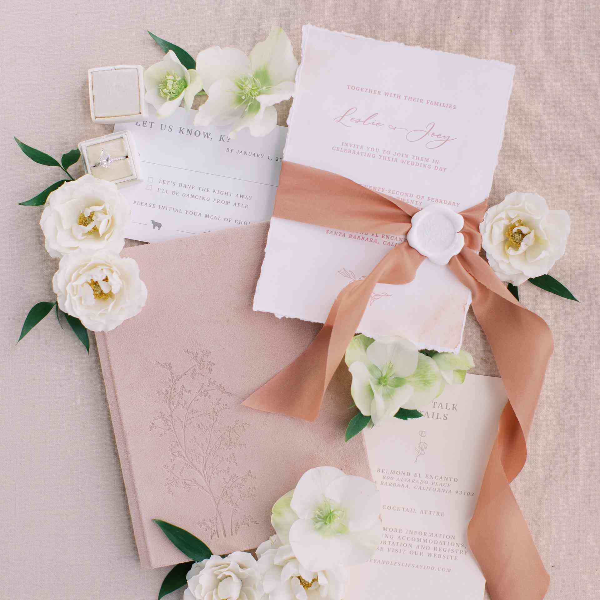 平躺着鞋款邀请一套粉红色背景