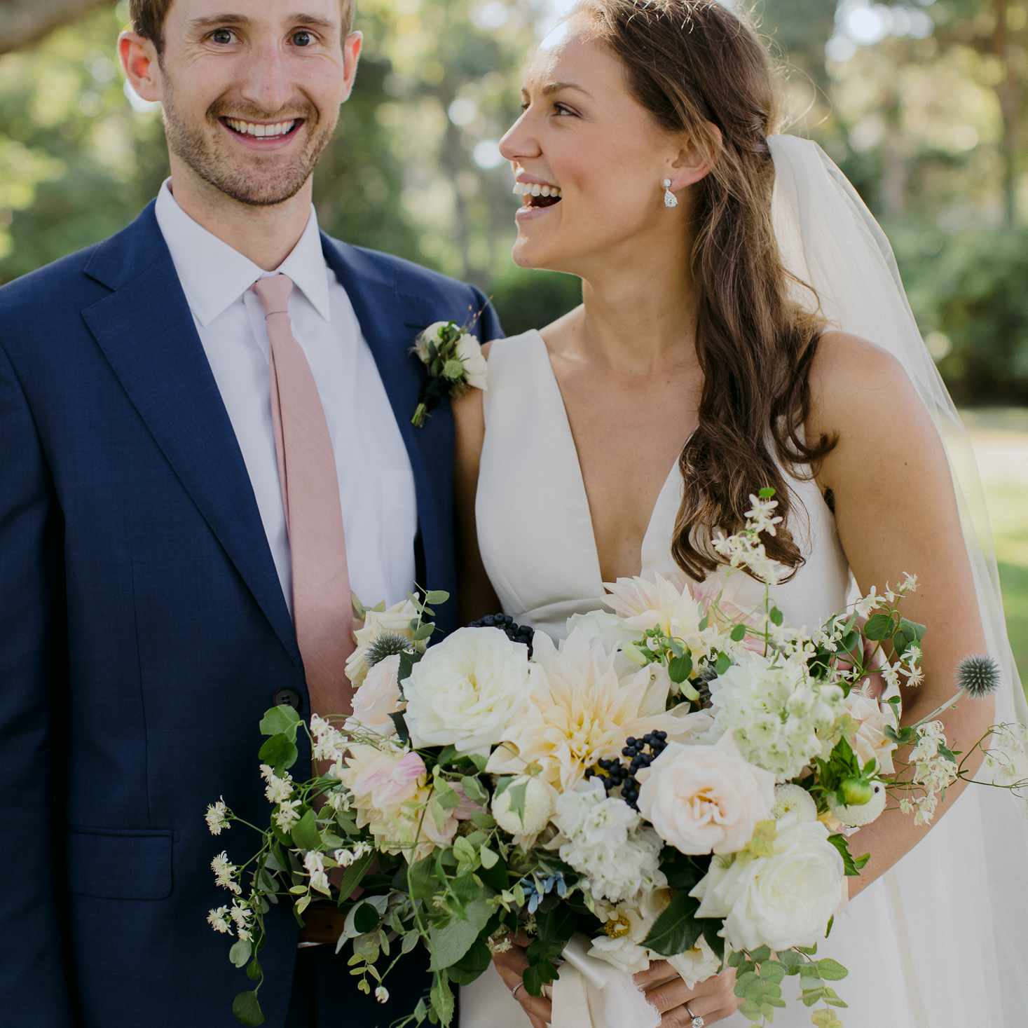 在家质朴马萨诸塞州举行婚礼，新娘和新郎笑