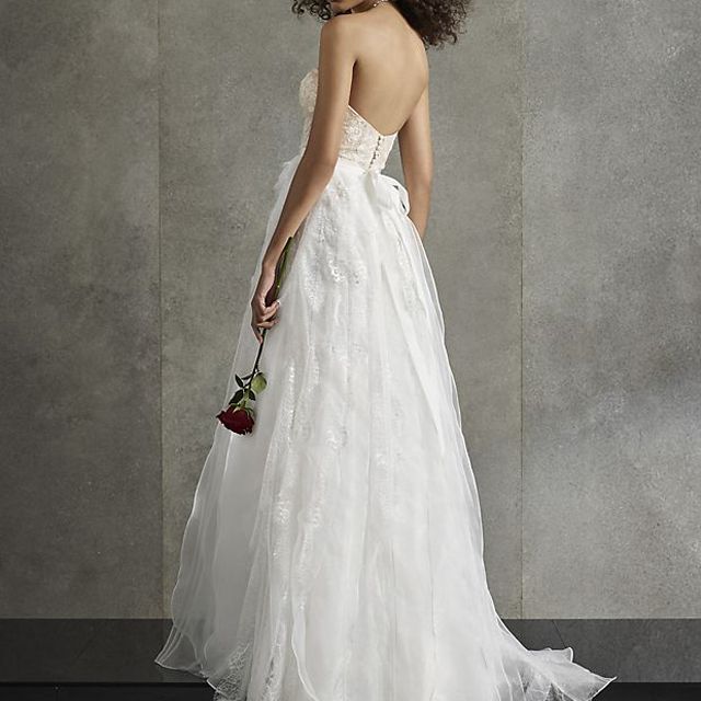 白由维拉汪啦侧级联婚纱$ 718.80，是$ 1,198