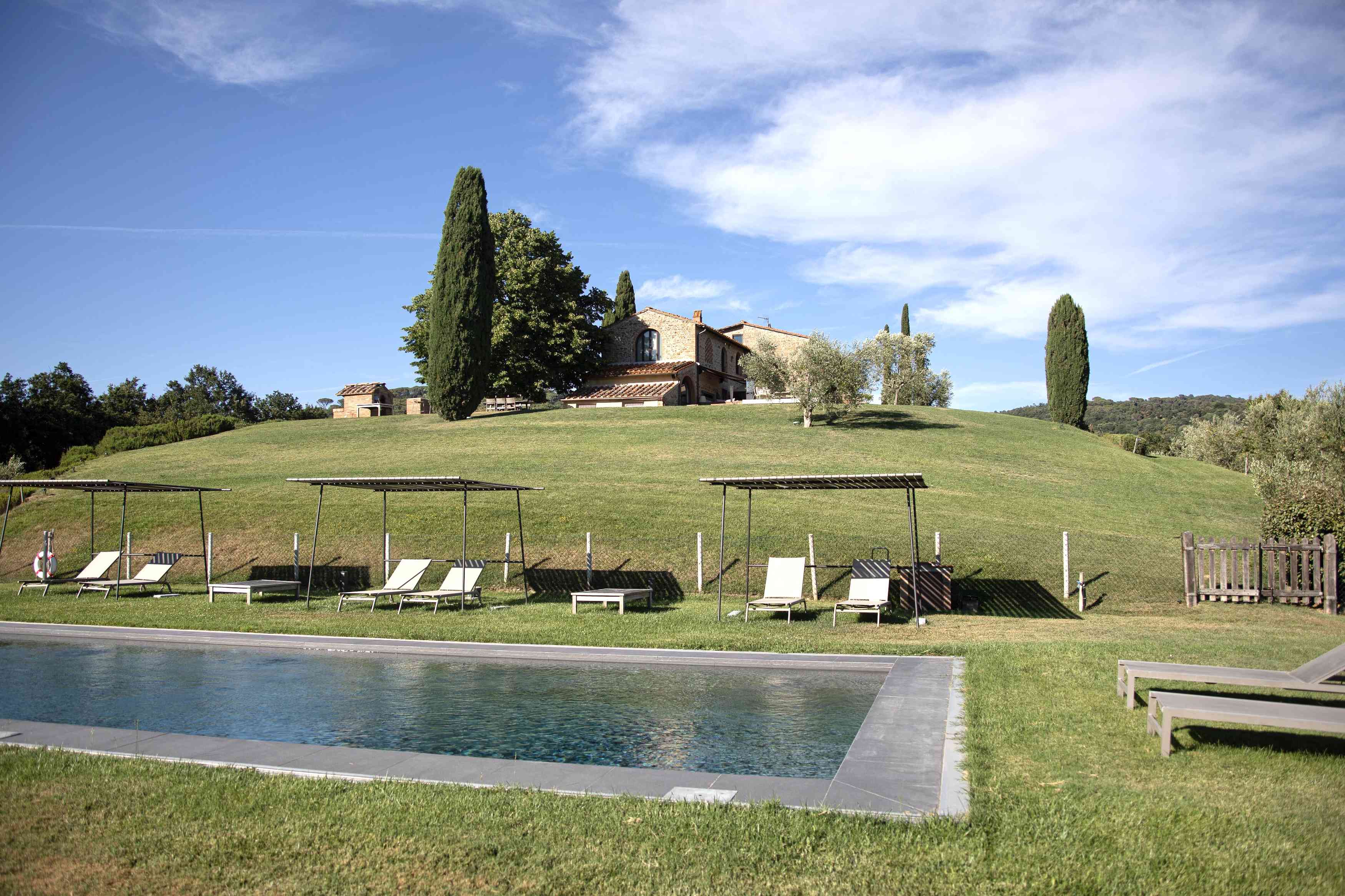 托斯卡纳区Agriturismo Caseta的泳池和小屋