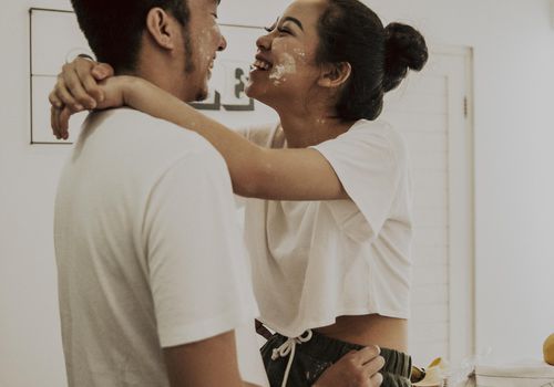 一对夫妇在厨房里笑