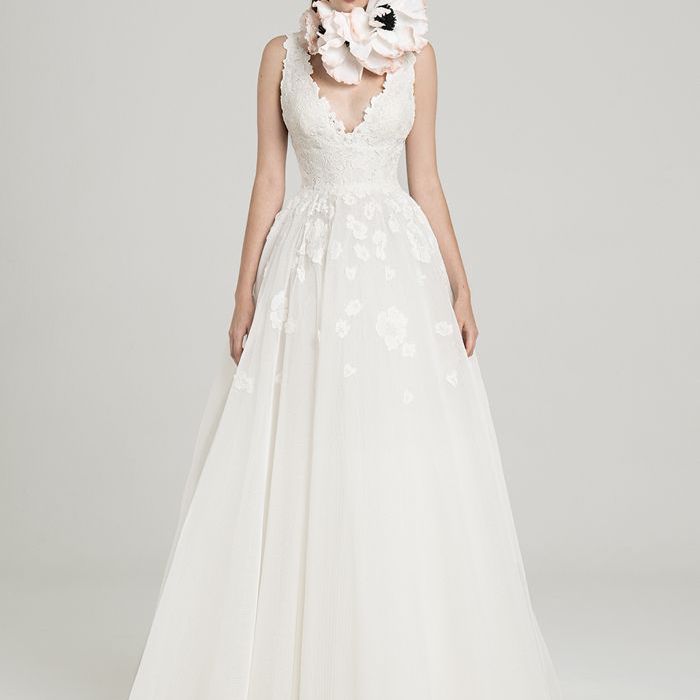 模特身着v领绣花长礼服