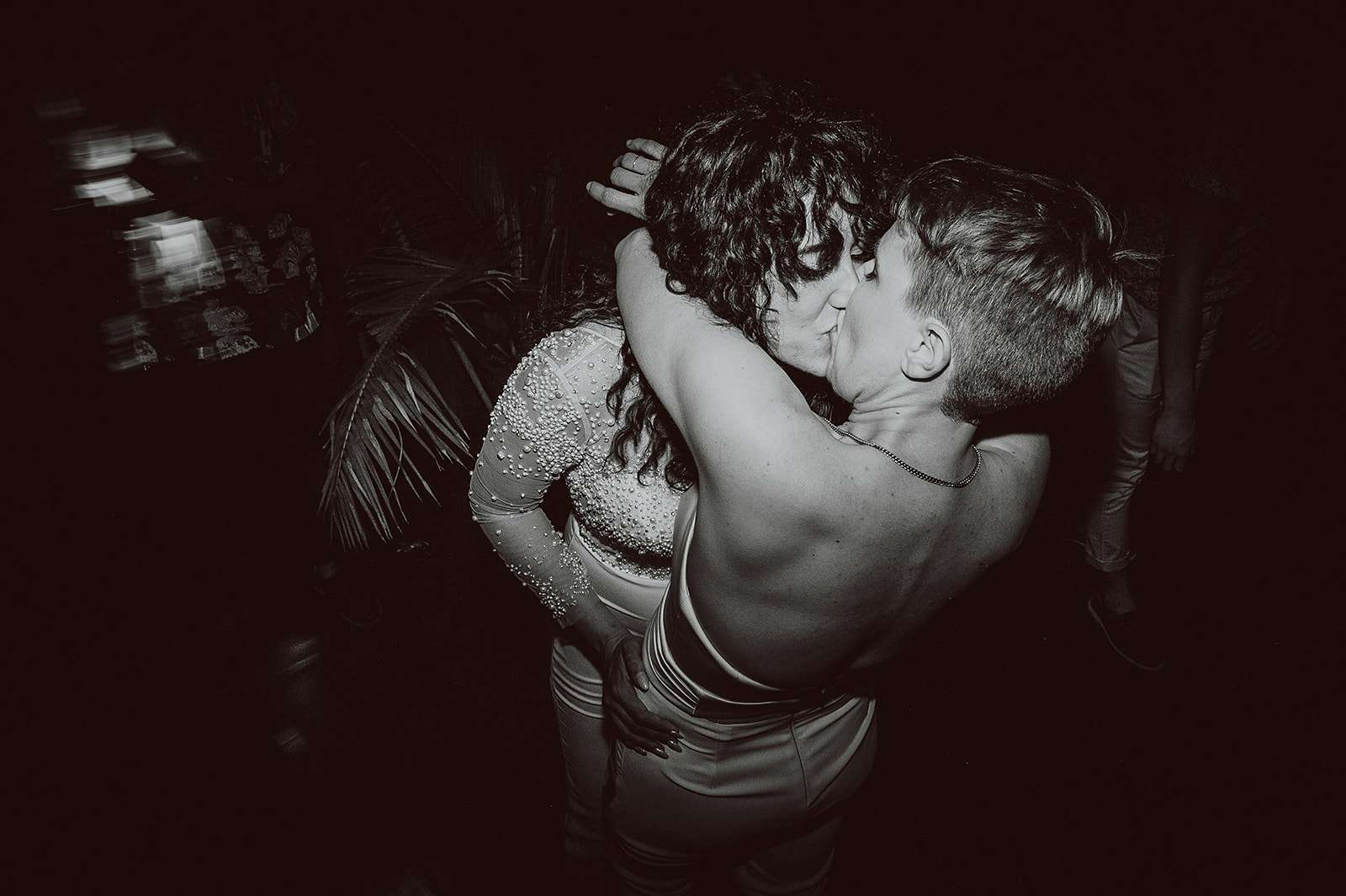 夫妻接吻“class=