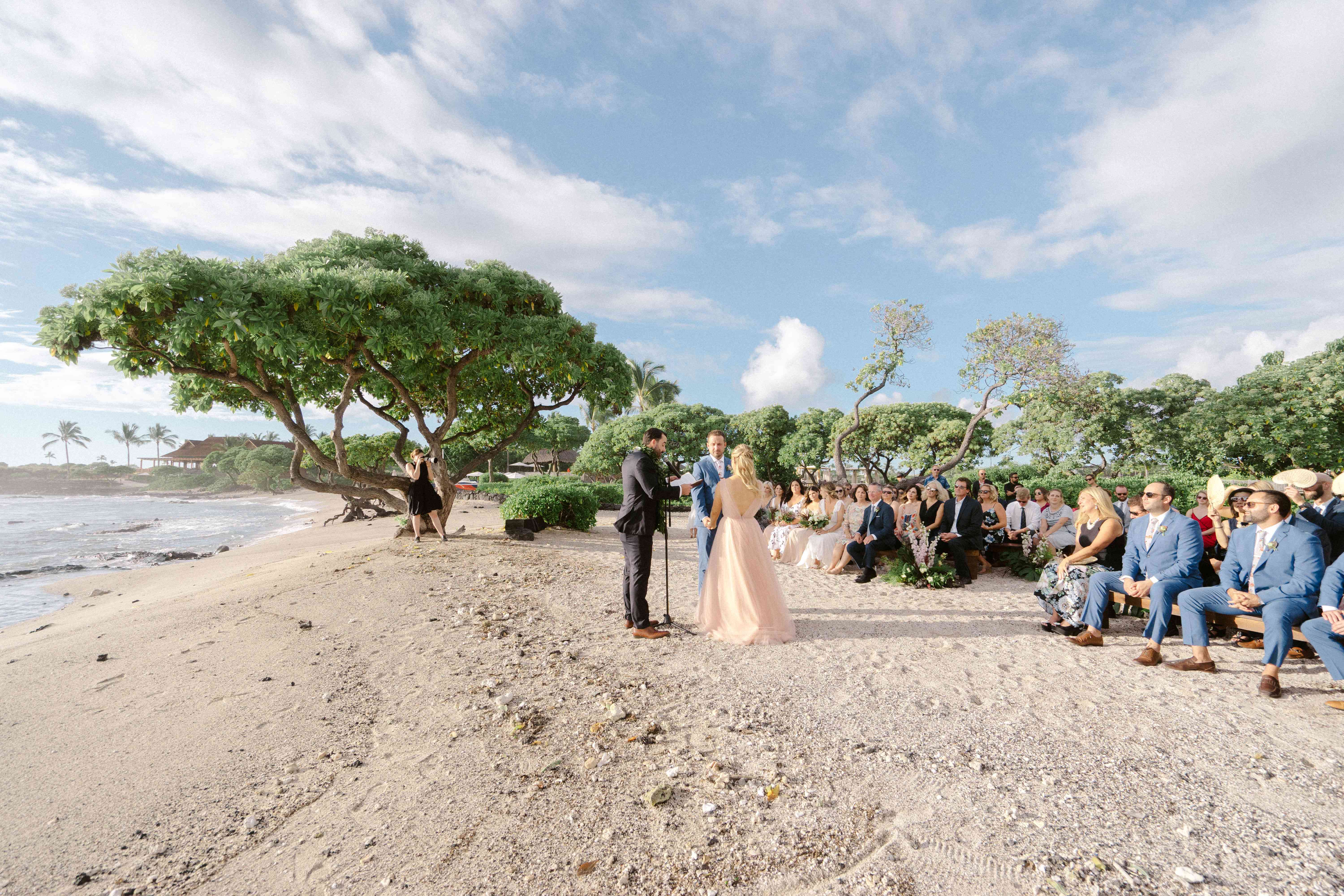 新娘和新郎交换誓言