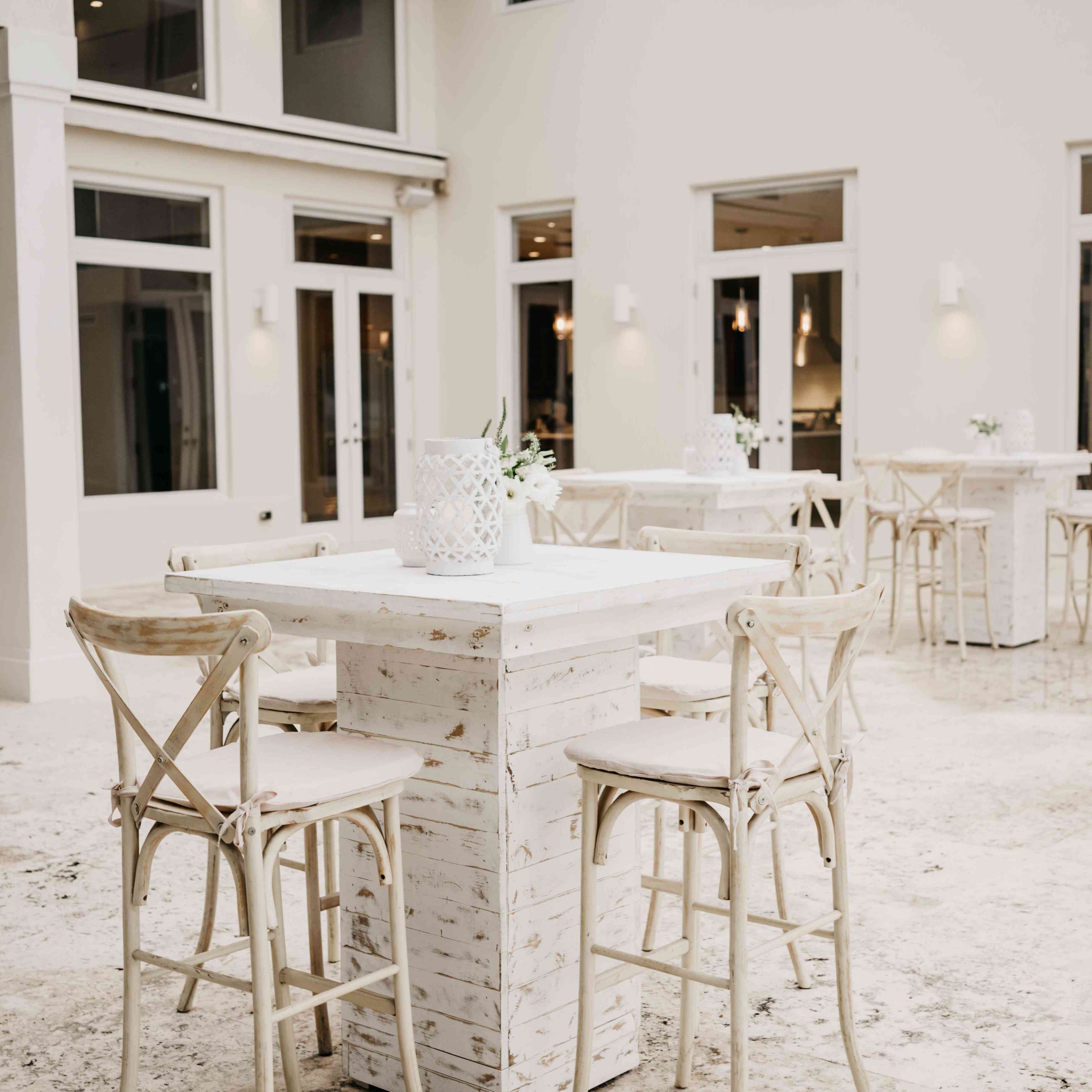 白色的桌子和白色的灯笼