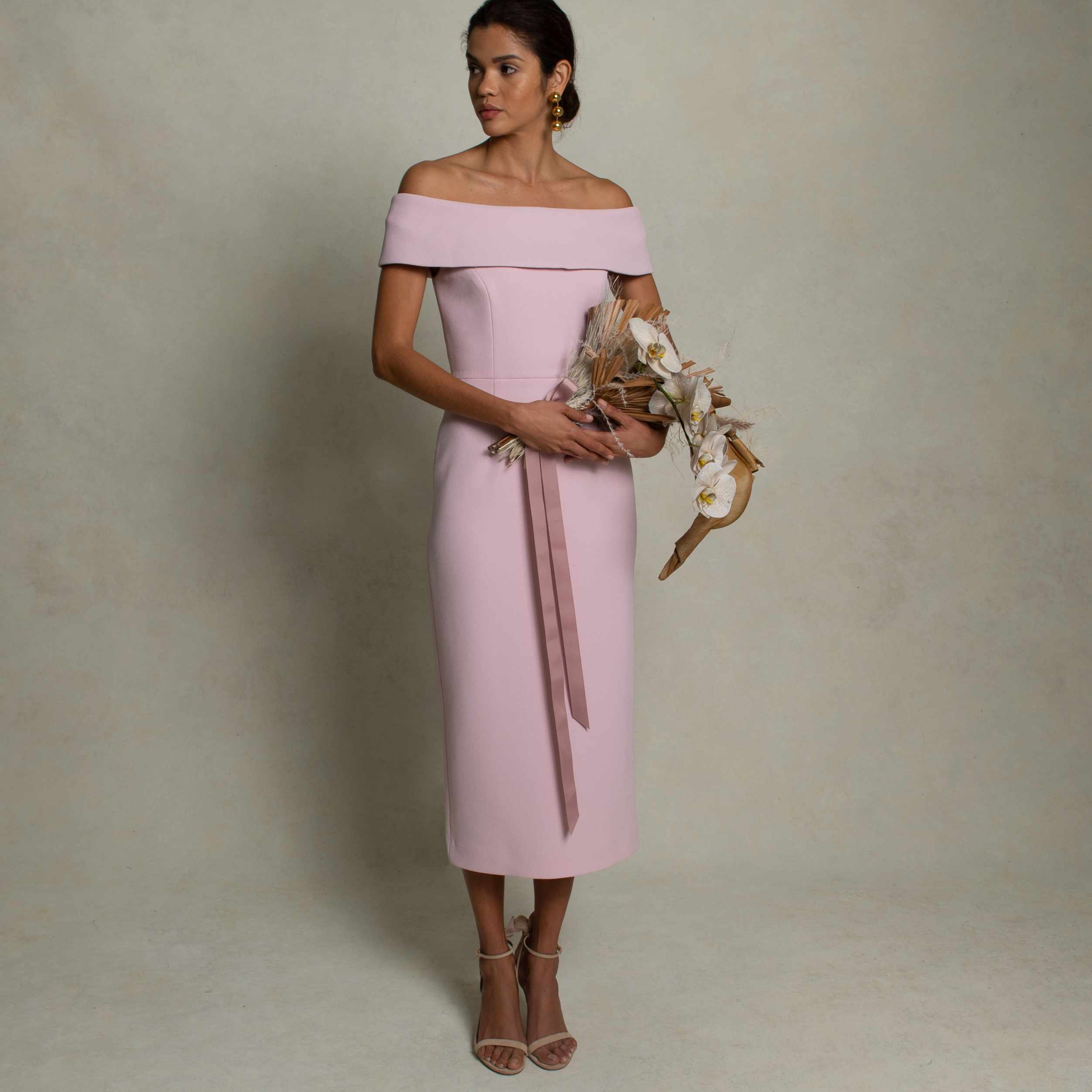 爱的粉红色露肩迷你裙