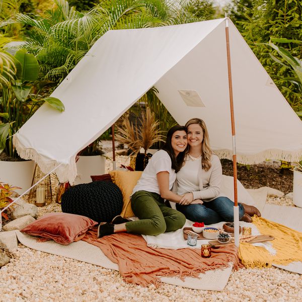 凯拉和爱丽卡在他们的惊喜后院蜜月帐篷里乐动足球视频