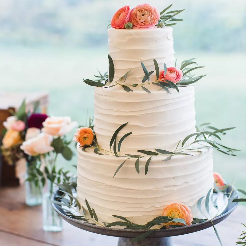 白色婚礼蛋糕，粉红色和橙色的花