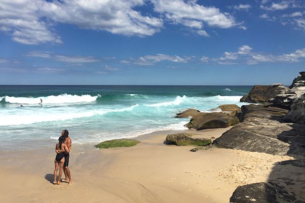 一对夫妇在澳大利亚悉尼的海滩上