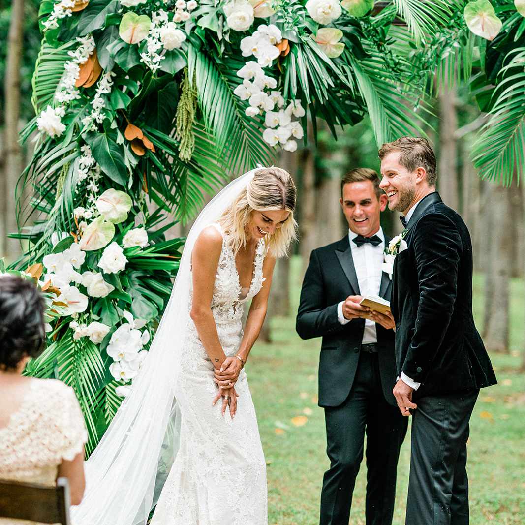 新郎新娘在圣坛上欢笑