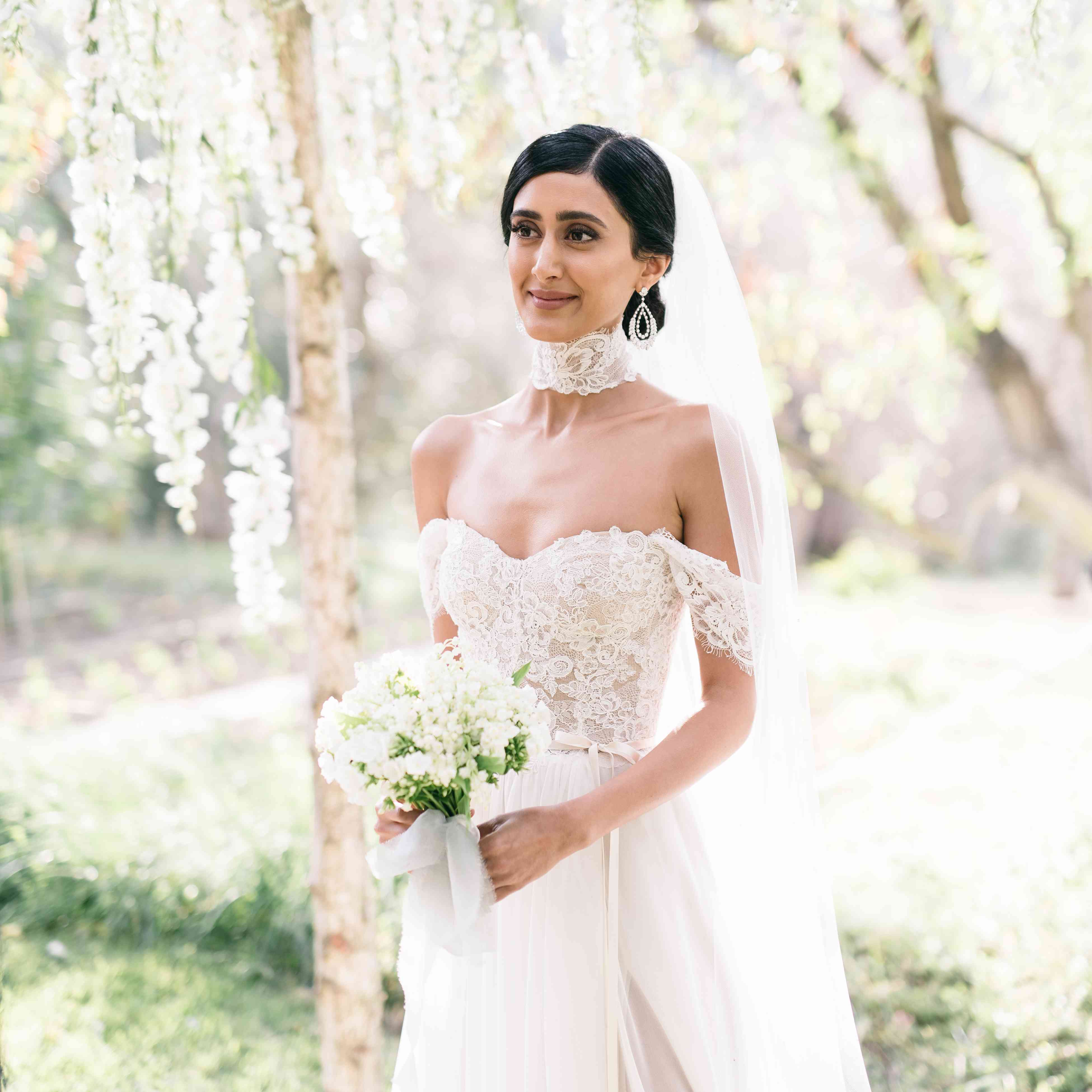 新娘手持花束站着