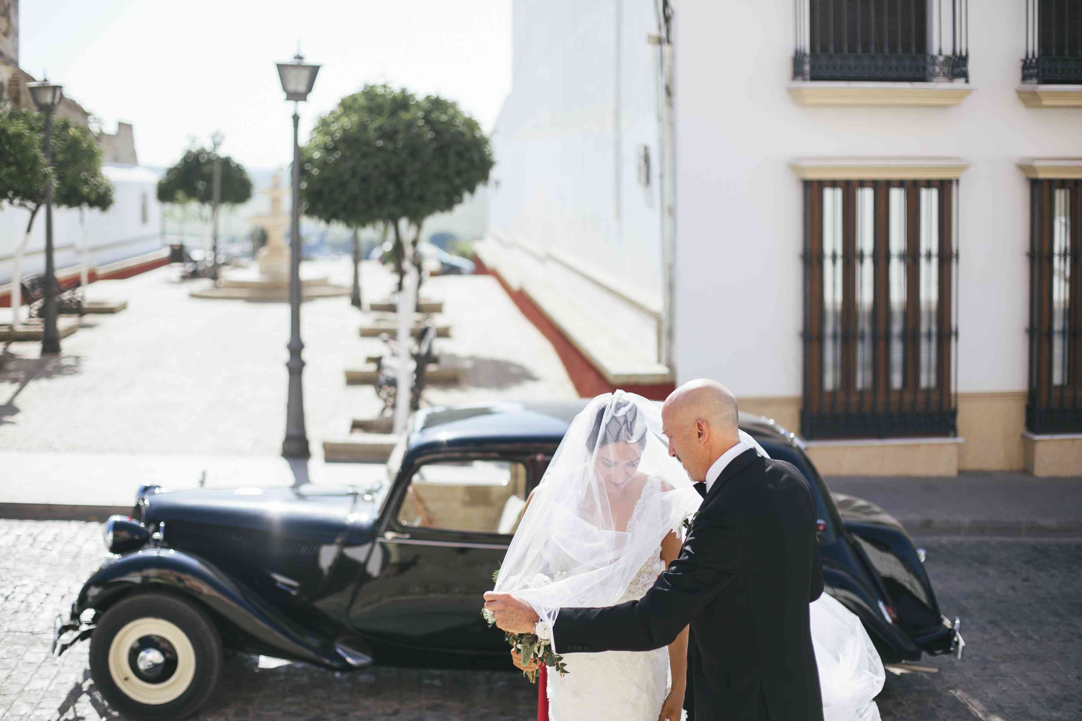 一对夫妇在旧汽车前