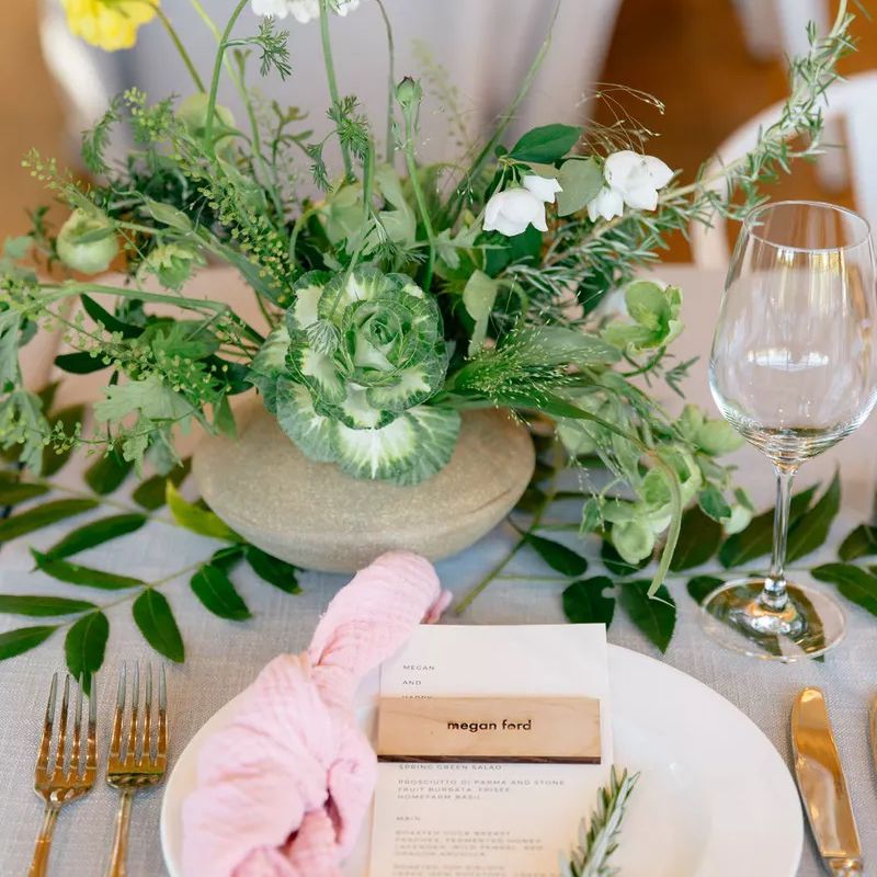 婚礼地点的设置，粉红色和绿化