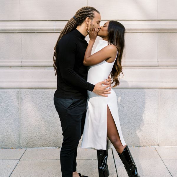 情侣在订婚照中接吻ld乐动官网