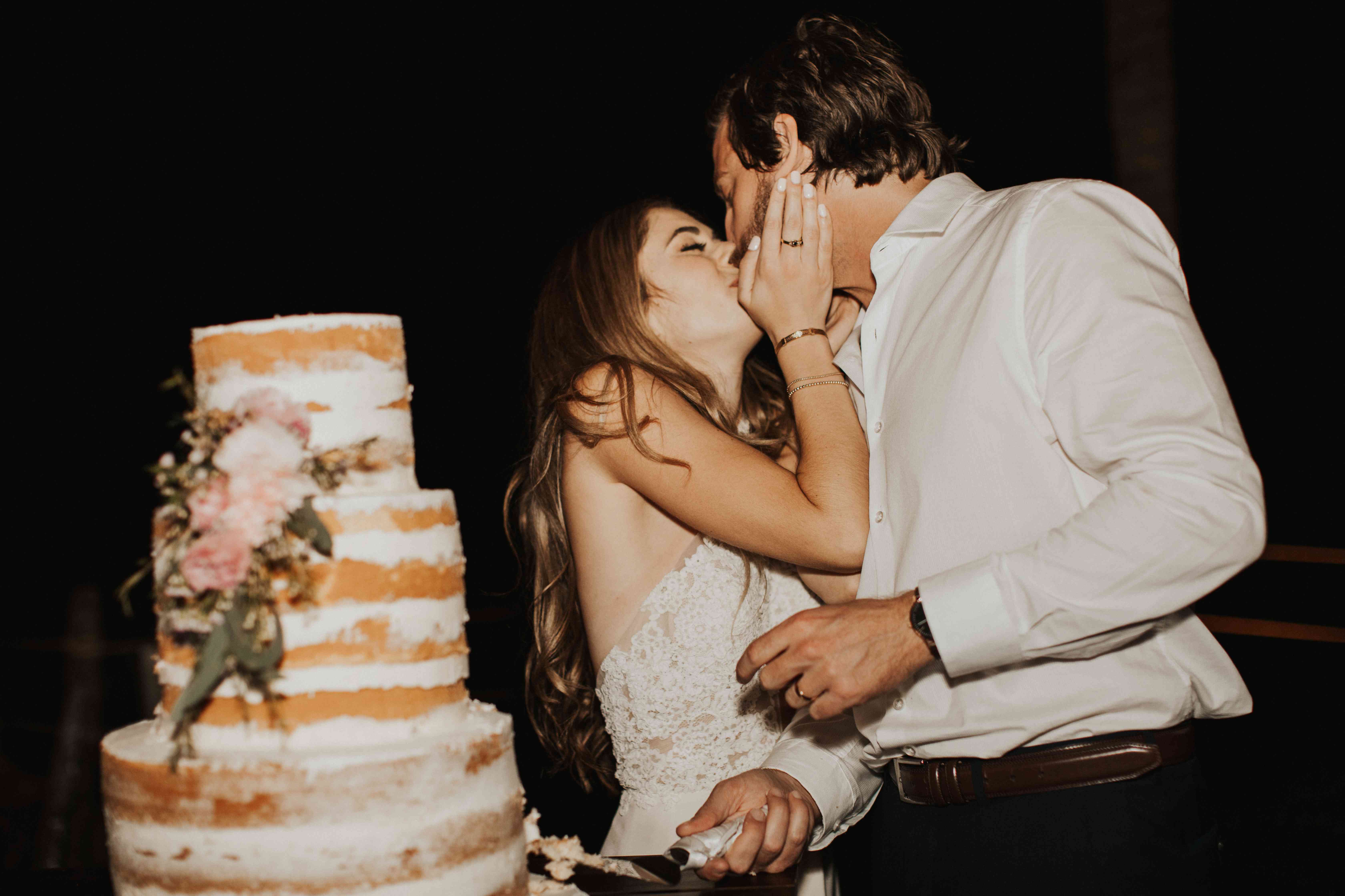 新娘和新郎切割蛋糕