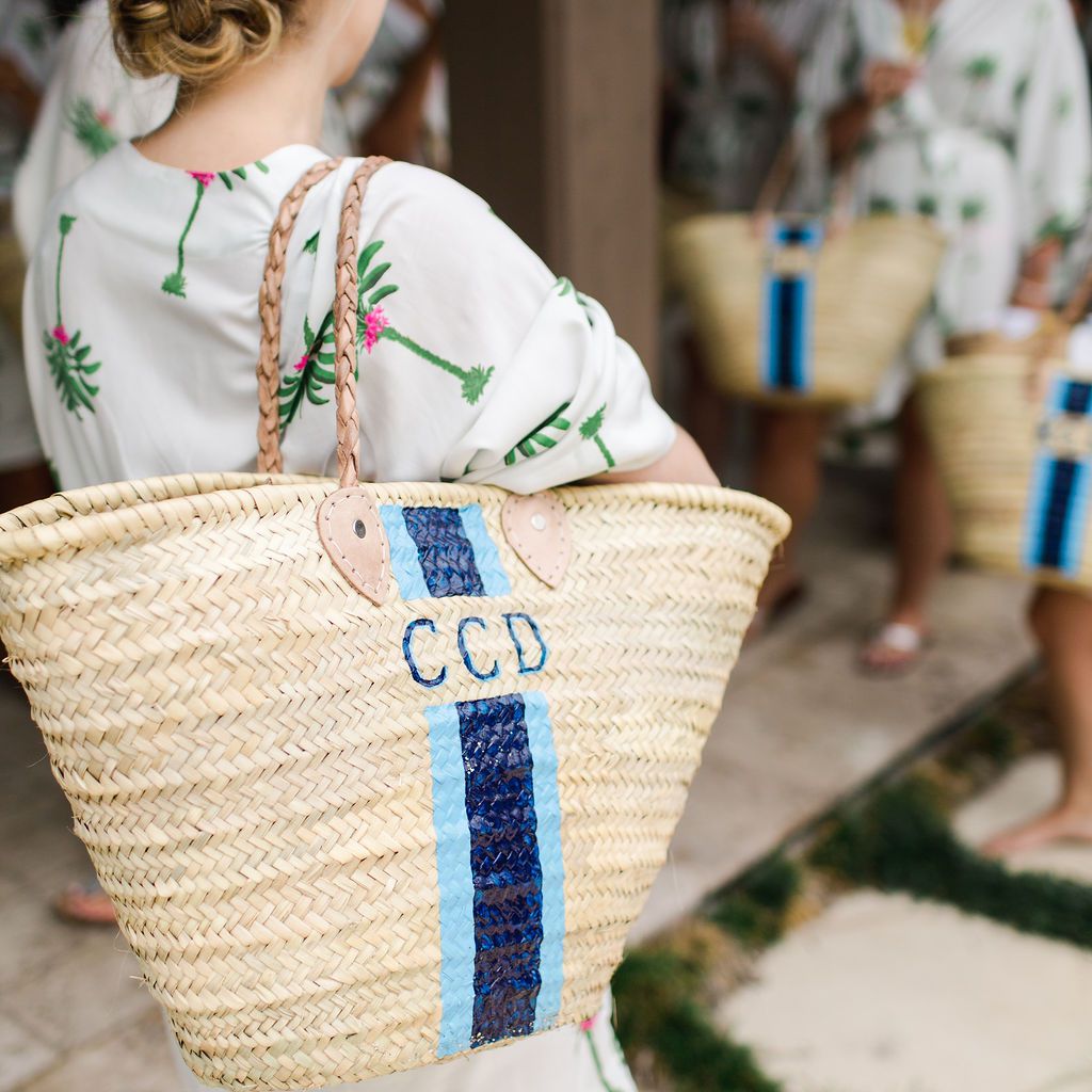 永恒的南方婚礼，伴娘的字母组合海滩包