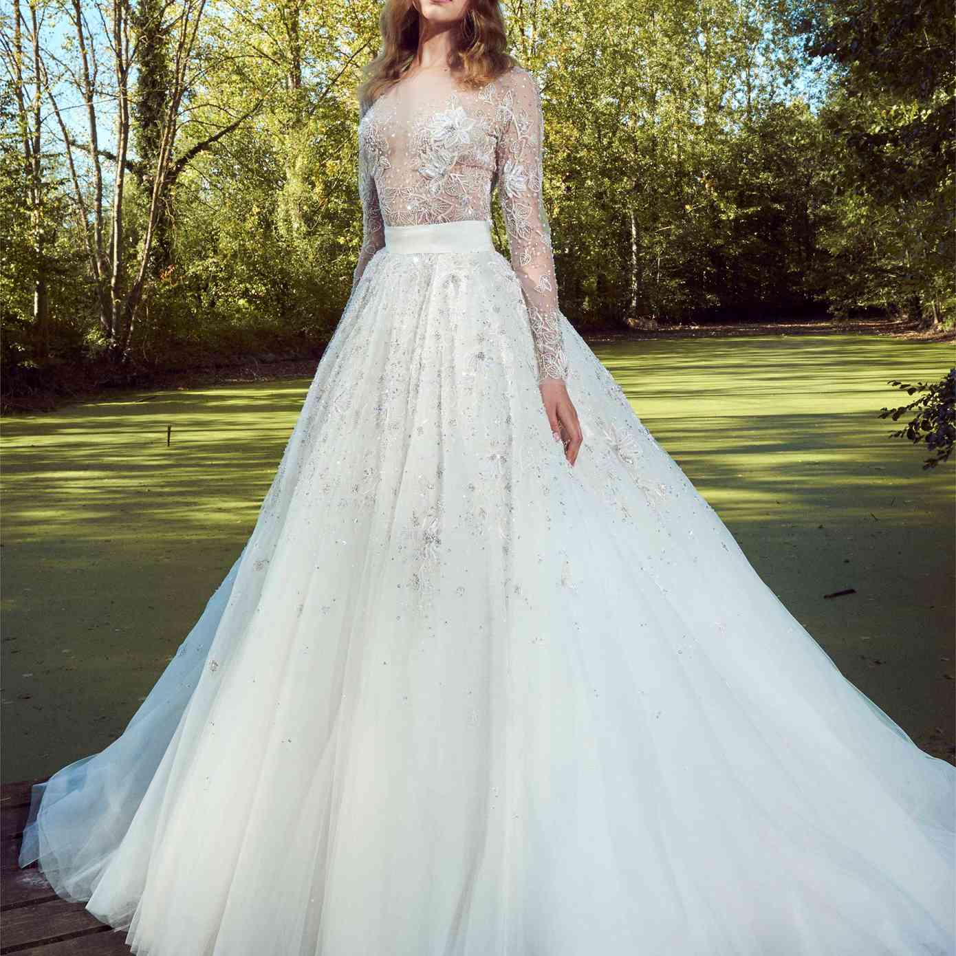 ballgown的模型，带有长袖幻影衬衫，带有花卉刺绣和珠饰，漂浮的裙子，漂亮的裙子和串珠刺绣