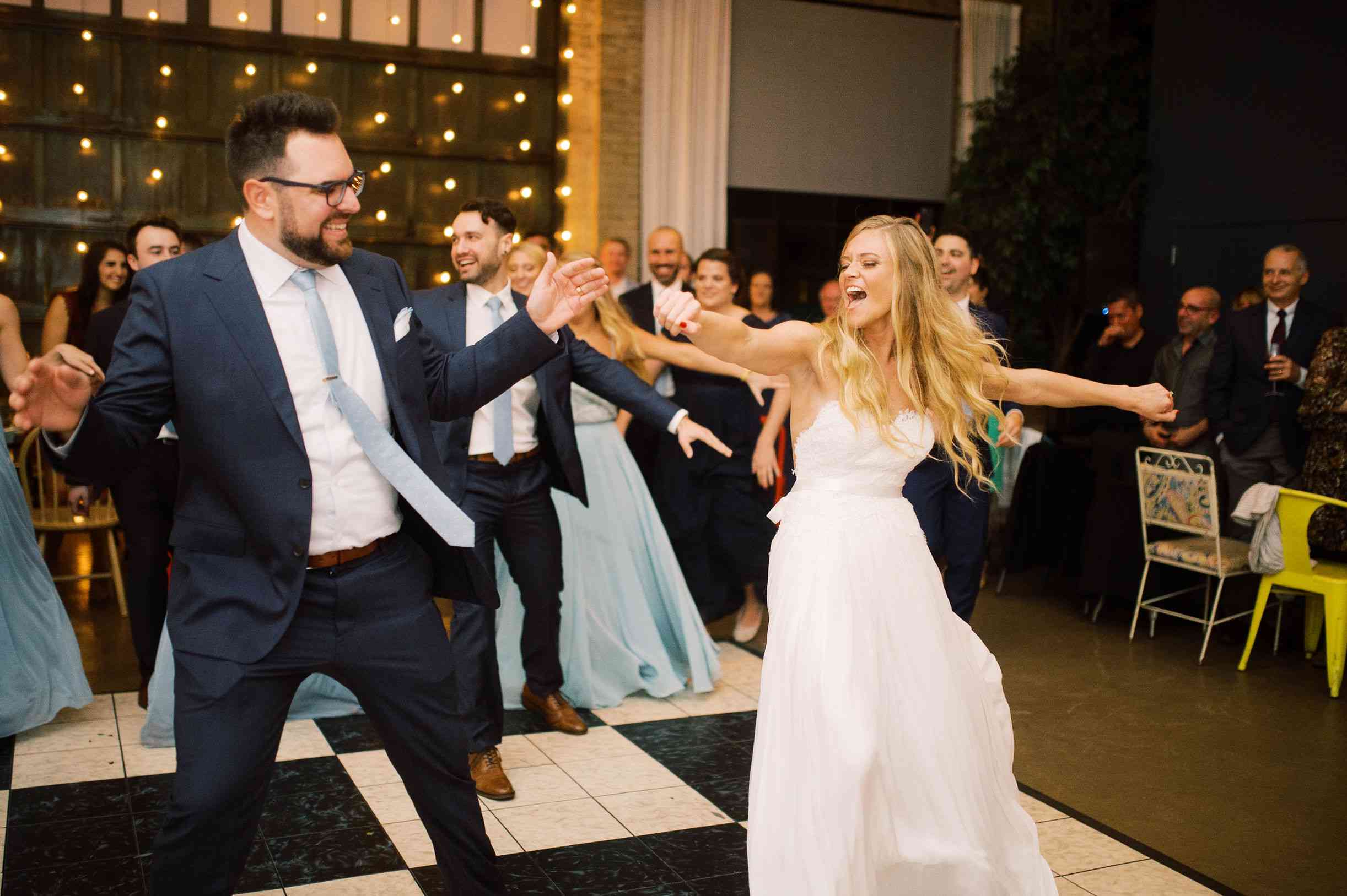 古怪的萨凡纳婚礼，新娘和新郎跳快闪舞