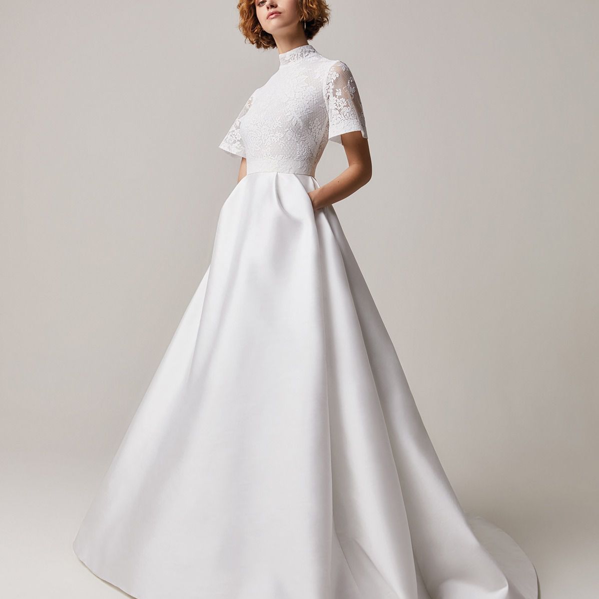 在高领白色婚纱礼服口袋型号