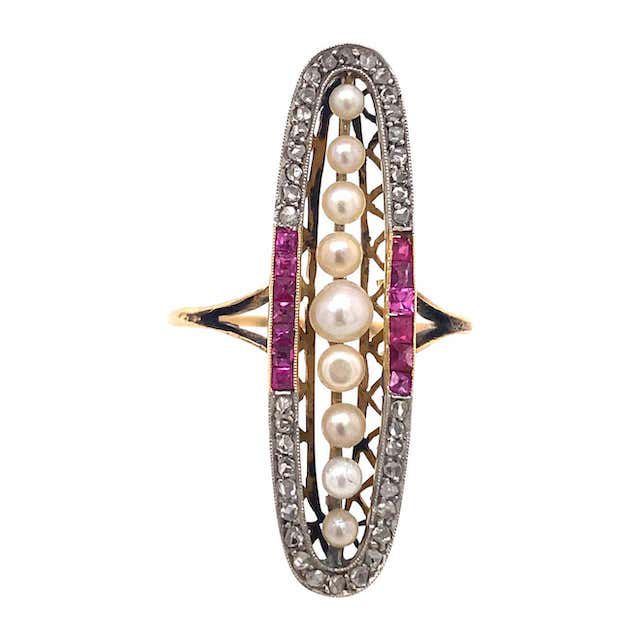 椭圆形装饰戒指与珍珠，钻石，红宝石的细节