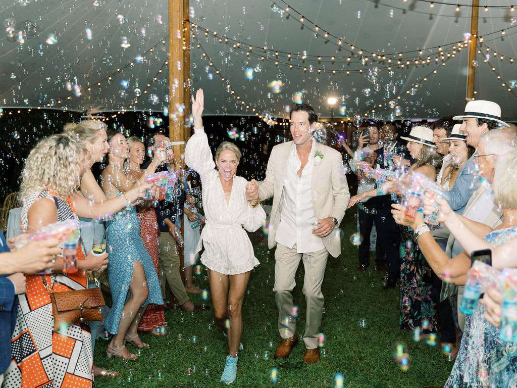 新婚夫妇远走高飞的接待”class=